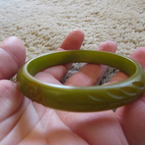 Olive Green Carved BAKELITE Bangle - Picture 5 of 6
